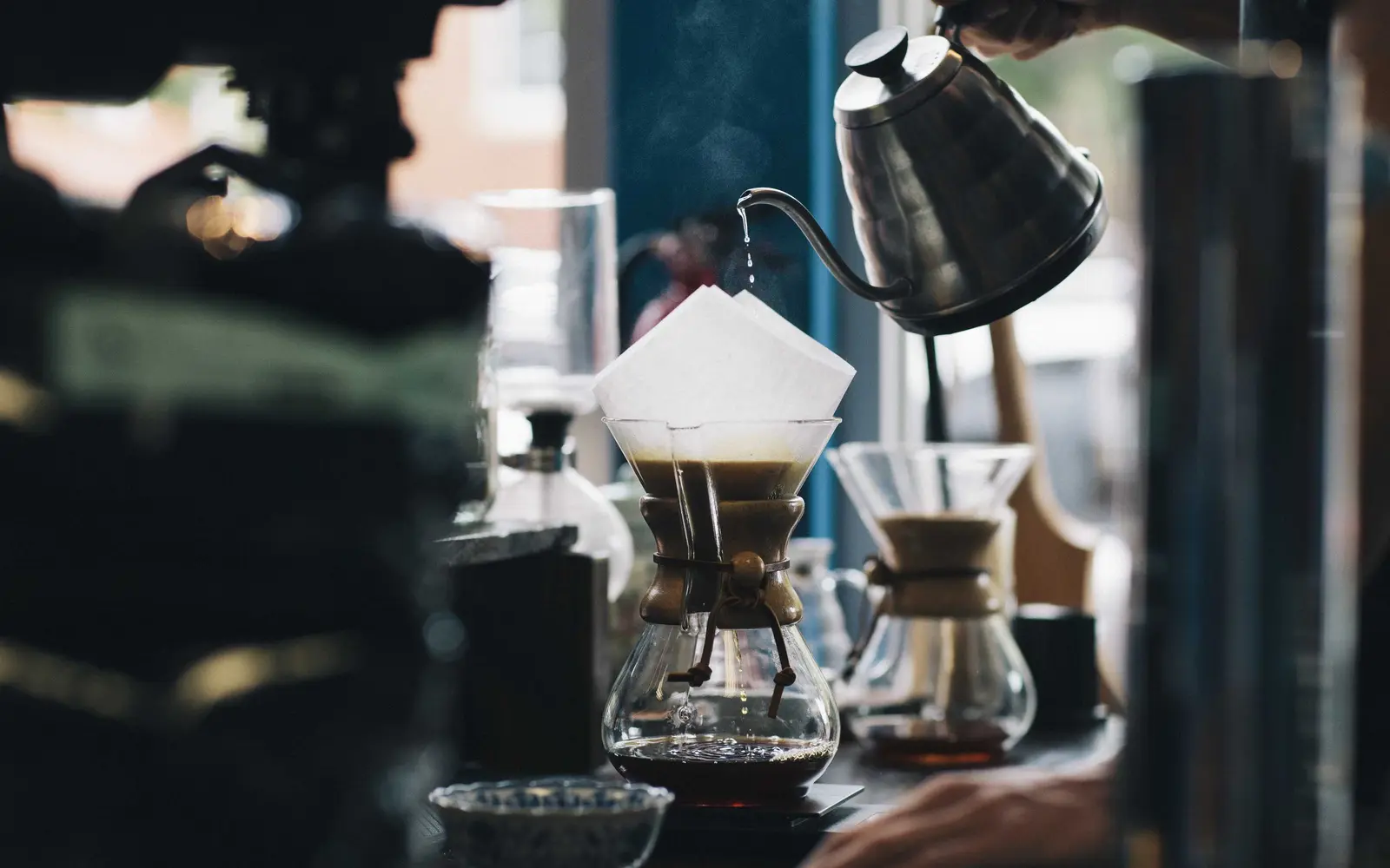 Barista menyeduh kopi manual di bar Kedai Lantera